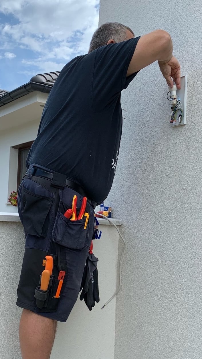 electrician-in-Snickers-workwear