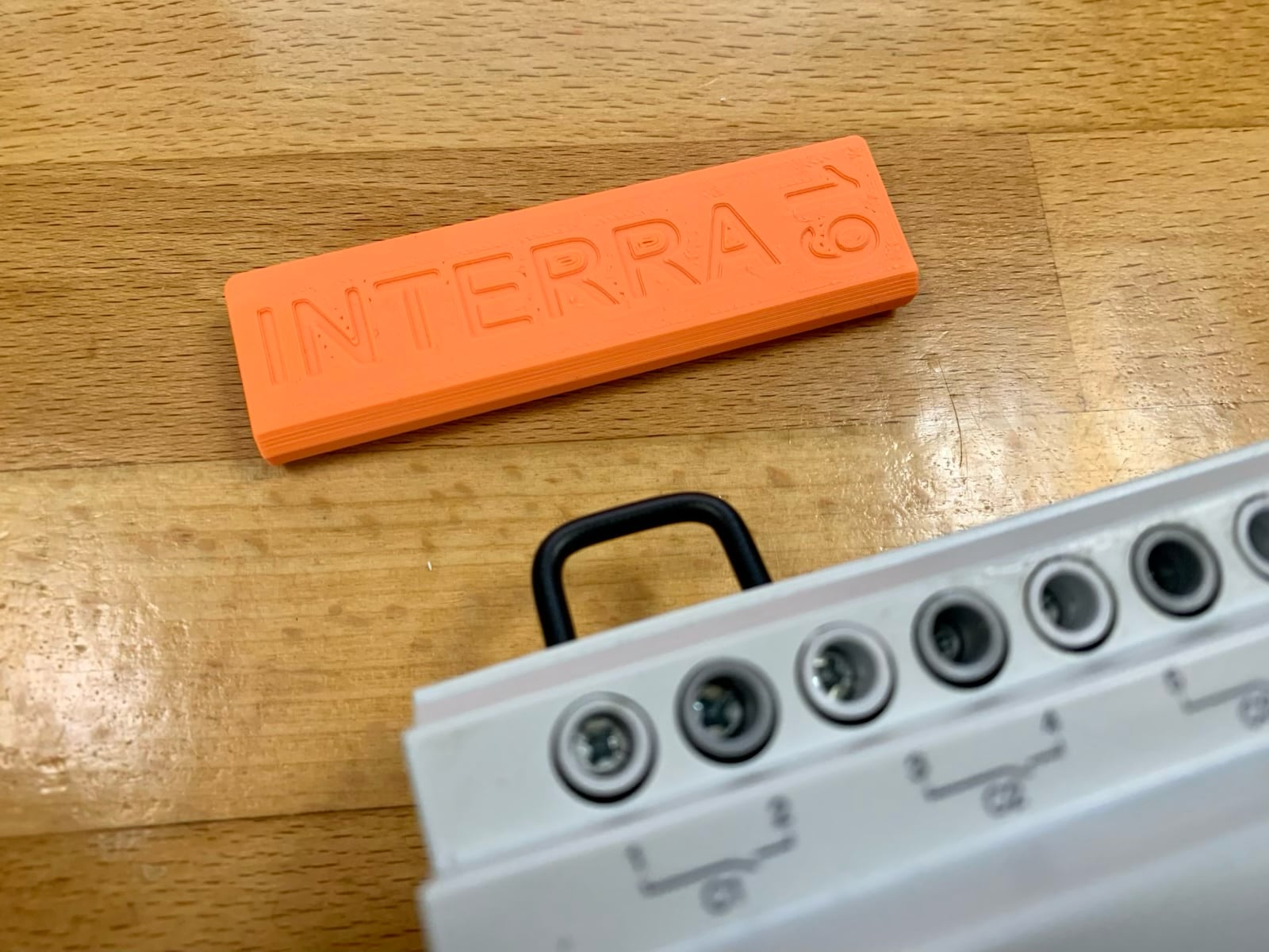 beszerelve az első U alakú áthidaló az aktorba U-wire-bending-helper-for-Interra-switch-actuators